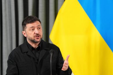 Zelensky: “Le truppe europee ridurrebbero i rischi di nuova invasione da parte di Mosca”. La Bild: “Tre militari russi sconfinano in Estonia per 20 minuti”