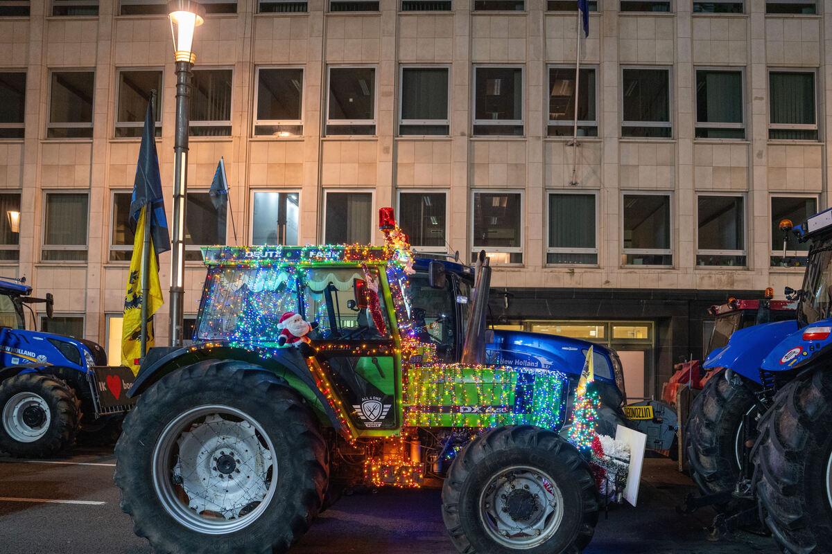 Mercosur, a Bruxelles gli agricoltori protestano contro l’accordo. Macron dalla loro parte: “L’intesa non può essere firmata”