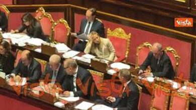 Meloni con la testa appoggiata sulla mano ascolta intervento senatori su Consiglio Ue