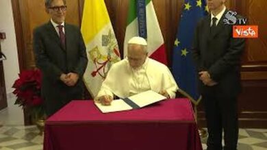 Papa Leone XIV a sorpresa in Senato, ecco la dedica lasciata dal Pontefice