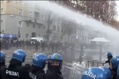 Torino, caos davanti ad Askatasuna: le autorità tirano fuori gli idranti. VIDEO