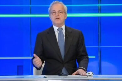 TgLa7, problemi tecnici mai visti prima. Mentana sbotta in diretta: “C’è una regia o è sciopero?”. VIDEO
