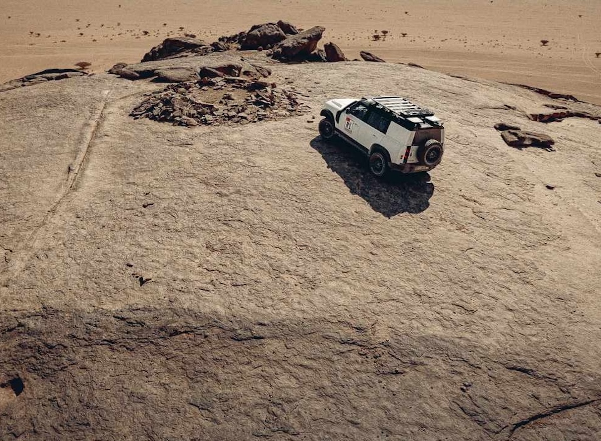 Dakar Rally: la flotta Defender apre la pista tra dune e rocce Dakar Rally: la flotta Defender apre la pista tra dune e rocce