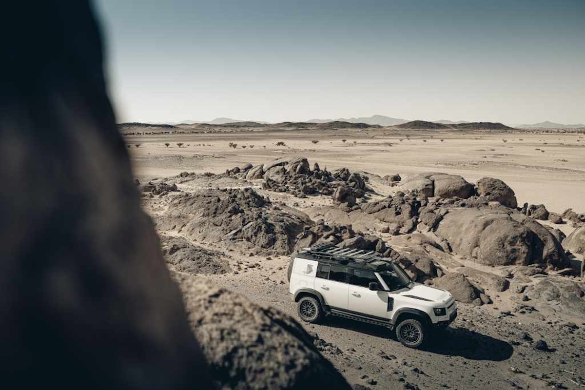 Dakar Rally: la flotta Defender apre la pista tra dune e rocce Dakar Rally: la flotta Defender apre la pista tra dune e rocce