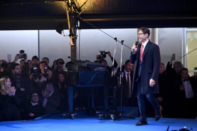 Pier Silvio Berlusconi alla festa di Natale con i dipendenti Mediaset: “Anni fa mio padre parlava del suo sogno di una TV europea e mi disse che……” – Video