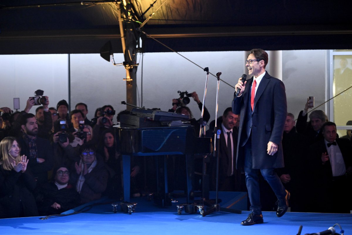Pier Silvio Berlusconi alla festa di Natale con i dipendenti Mediaset: “Anni fa mio padre parlava del suo sogno di una TV europea e mi disse che……” – Video Pier Silvio Berlusconi alla festa di Natale con i dipendenti Mediaset: “Anni fa mio padre parlava del suo sogno di una TV europea e mi disse che……” – Video