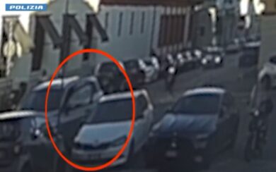 Milano, rapinatore entra nell’auto di una donna e le strappa gli orecchini da 100mila euro. VIDEO