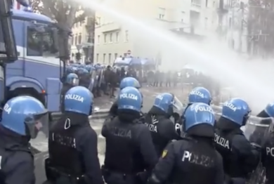 Torino, assalto al quotidiano La Stampa: sgomberato il centro sociale Askatasuna. Scontro con le forze dell’ordine