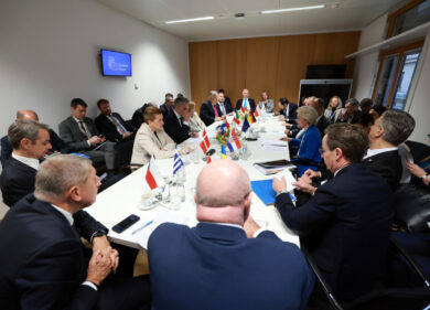 Ucraina, l’Ue presterà 90 miliardi a Kiev ma senza usare gli asset russi. Passa la linea dell’Italia