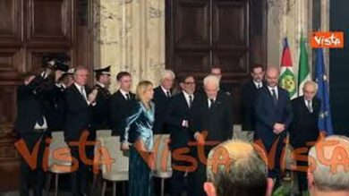 “Buon 2026”, poi applauso e strette di mano per Mattarella allo scambio degli auguri al Quirinale