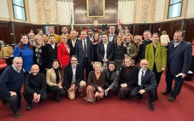 Milano, la maratona notturna per approvare il bilancio: oltre 4 miliardi per servizi e manutenzioni