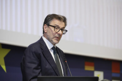 Caos in manovra, pensioni: saltano la stretta sul riscatto laurea e le finestre mobili. Via anche Transizione 4.0 e…