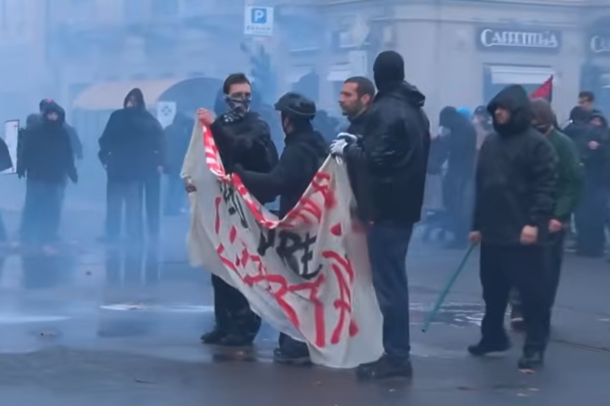 Sgombero Askatasuna, guerriglia a Torino: i manifestanti attaccano la polizia. ATTENZIONE: immagini molto forti Sgombero Askatasuna, guerriglia a Torino: i manifestanti attaccano la polizia. ATTENZIONE: immagini molto forti