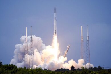 SpaceX, un razzo di Musk esplode nel cieli civili: voli di linea sfiorati dai detriti, 450 passeggeri a rischio
