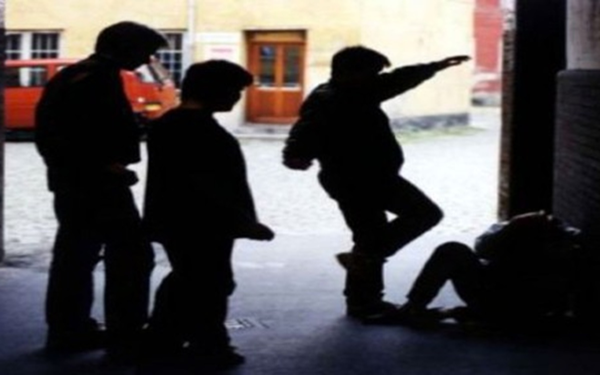 Milano, 15enne aggredito, spogliato e rapinato da una baby gang: quattro arrestati Milano, 15enne aggredito, spogliato e rapinato da una baby gang: quattro arrestati