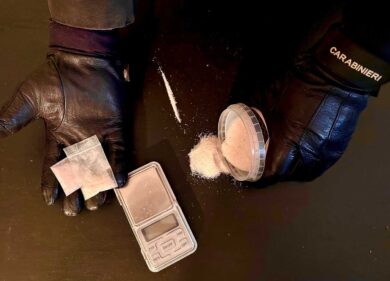 Spaccio ad Anzio, blitz dei carabinieri: crack e cocaina venduti in casa, scatta l’arresto