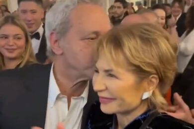 Pace fatta tra Enrico Mentana e Lilli Gruber: alla festa di Natale scatta anche il… bacio. Il video sorprendente