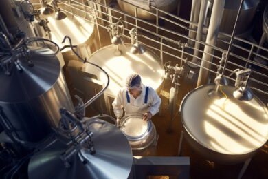 Cina–Ue, nuove tensioni: Pechino impone dazi sui latticini europei. Aliquote fino al 42,7% su formaggi, latte e panna