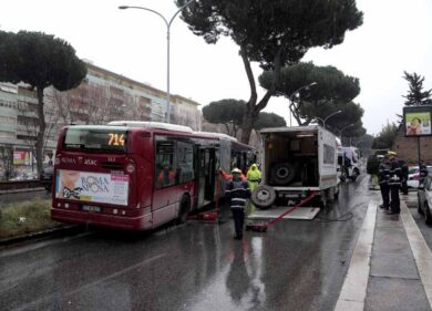 Roma, dramma all’alba a Ostia: auto contro bus Atac. Il bilancio è di una vittima e due feriti