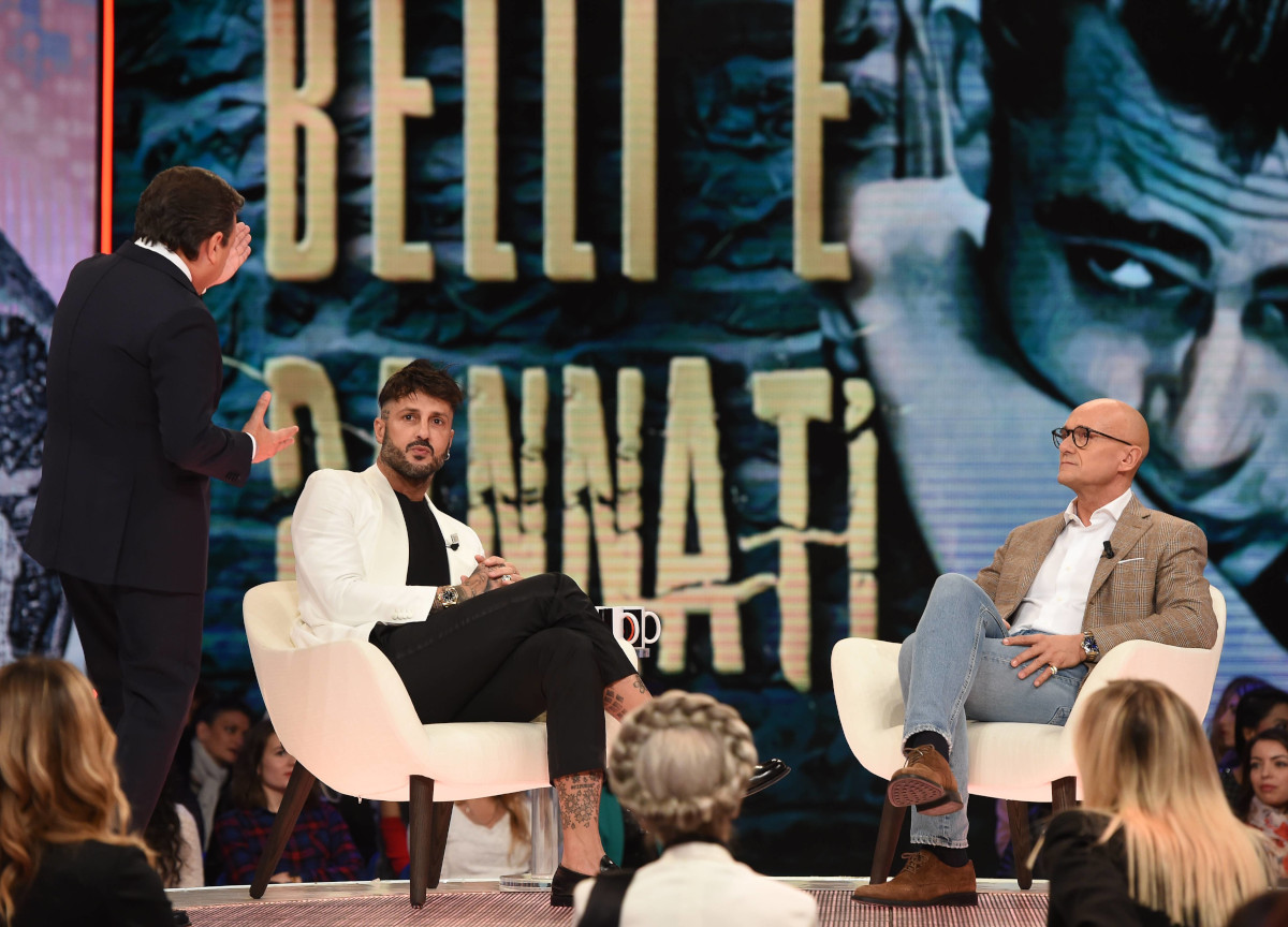 Signorini querela Corona: subito perquisita la casa dell’ex re dei paparazzi. Il suo legale: “Revenge porn? Va dimostrato” Signorini querela Corona: subito perquisita la casa dell’ex re dei paparazzi. Il suo legale: “Revenge porn? Va dimostrato”