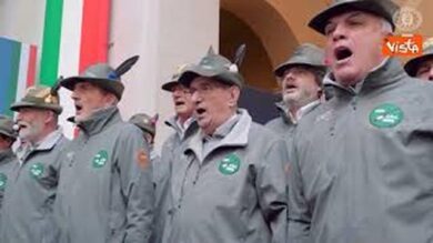 Coro alpini canta Inno Mameli a Palazzo Chigi, dopo “L’Italia chiamò” anche Meloni grida “Sì”