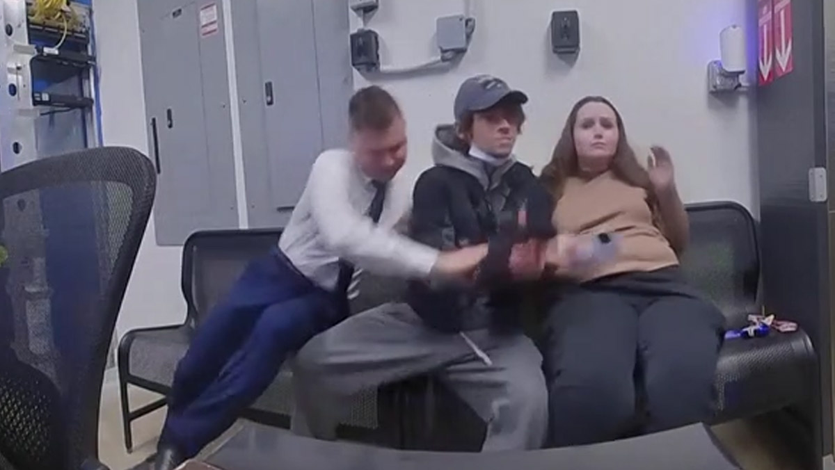 Estrae la pistola e la punta contro un poliziotto: bloccato un secondo prima di sparare. Il video Estrae la pistola e la punta contro un poliziotto: bloccato un secondo prima di sparare. Il video