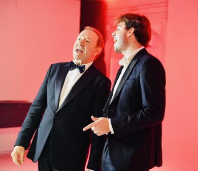 Rai, Kevin Spacey star della sit-com Minimarket: “Umile e ironico. Seconda stagione? Di nuovo con lui, sogno Totti sul set e anche…” – L’intervista a Filippo Laganà
