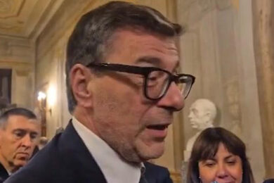 Manovra, siparietto Giorgetti-Salvini in Senato: “A Matteo un po’ di carbone sotto l’albero”