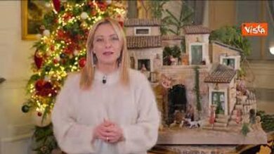 Gli auguri di Natale di Giorgia Meloni davanti al presepe: Siate orgogliosi della vostra identità