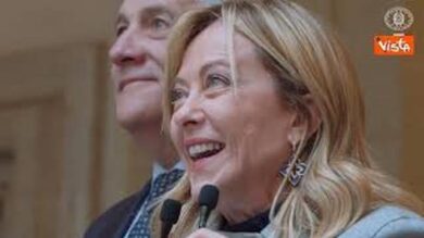 Meloni scherza coi dipendenti di Palazzo Chigi: Vi guardo negli occhi anche se altezza non mi aiuta