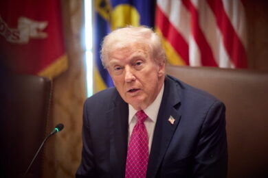 Trump mette in guardia i bambini: “Ci assicuriamo che nel nostro Paese non entri un Babbo Natale cattivo”