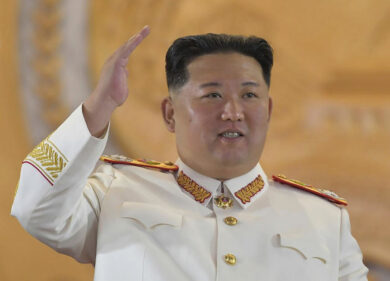 Corea del Nord, Kim Jong Un intensifica il programma missilistico: “Aumentare la produzione nel 2026”