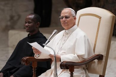 Papa Leone XIV, l’appello contro le guerre: “Non è cristiano chi lancia le bombe. Dio non benedice i conflitti, sono una blasfemia”