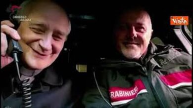Il Cardinal Zuppi scherza via radio nell’auto dei Carabinieri: C’è assembramento pastori a Betlemme