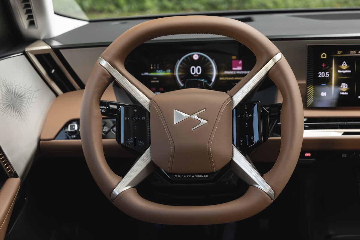 DS Automobiles: design premium e 750 km di autonomia per la N°8