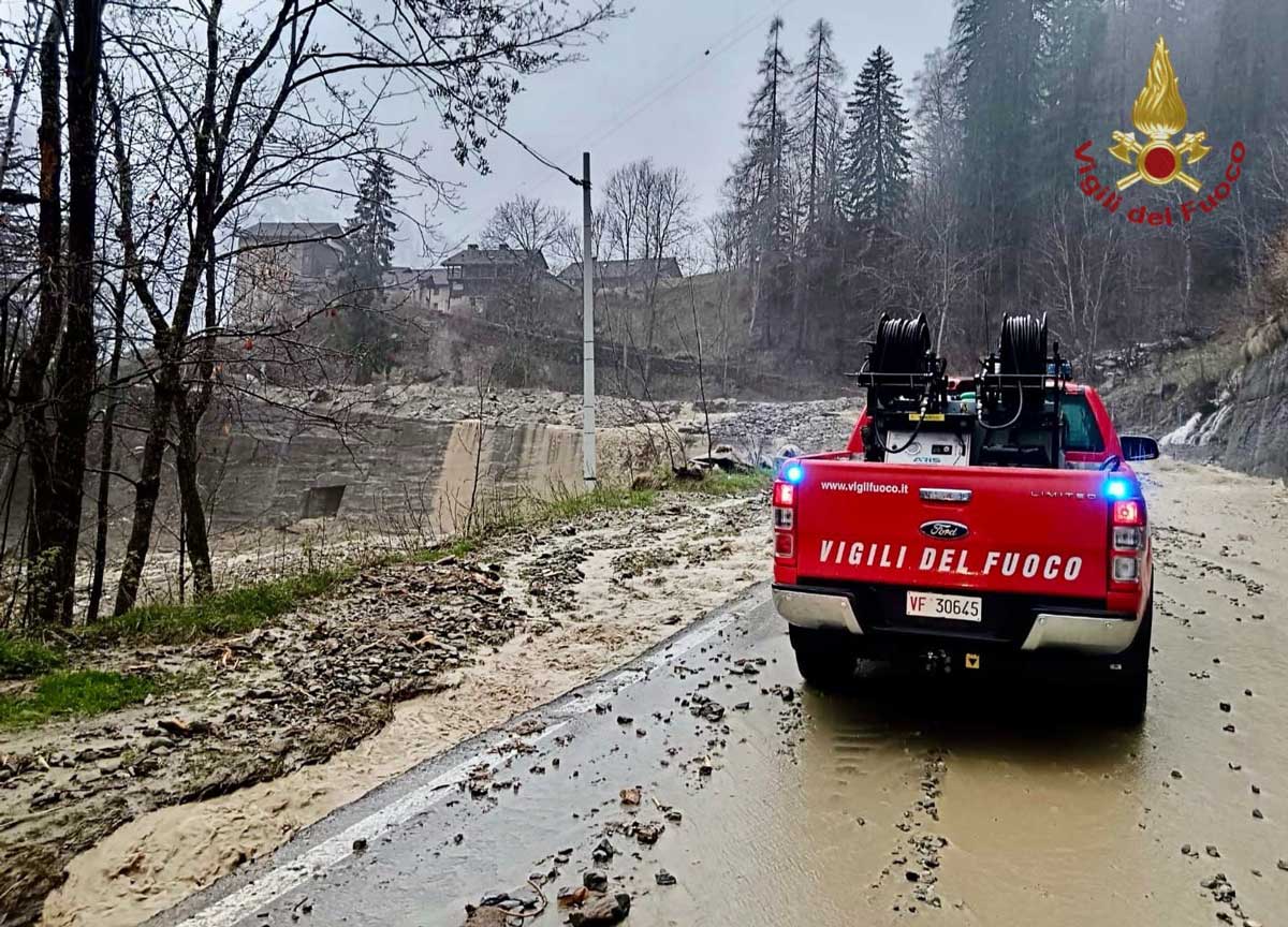 Lombardia in ginocchio per il maltempo: frane ed esondazioni in Valcamonica e Val Brembana, evacuato campeggio con 250 persone Lombardia in ginocchio per il maltempo: frane ed esondazioni in Valcamonica e Val Brembana, evacuato campeggio con 250 persone