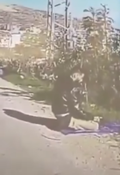 Palestinese investito da un quad mentre prega: le immagini diffuse online