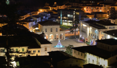 Capodanno solidale a Colle di Val d’Elsa: il Comune lancia il “biglietto sospeso” per lo spettacolo teatrale di Giobbe Covatta