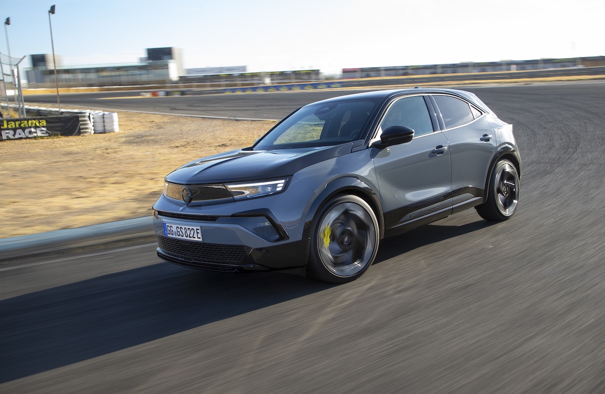 Opel Mokka GSE e Astra: il futuro elettrico debutta a Bruxelles 2026