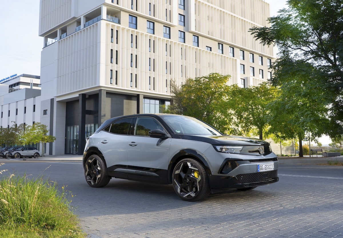 Opel Mokka GSE e Astra: il futuro elettrico debutta a Bruxelles 2026