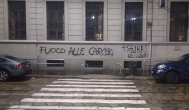 Milano, l’odio in vetrina: minacce alle forze dell’ordine nel cuore della città