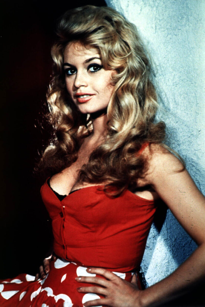 Chi era Brigitte Bardot, da diva del cinema a paladina degli animali: la prima influencer che ha reso la moda “democratica”