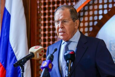 Ucraina, Lavrov avverte: “Niente paura, Mosca non attaccherà l’Europa. Ma se ci sfidate, la risposta sarà schiacciante”