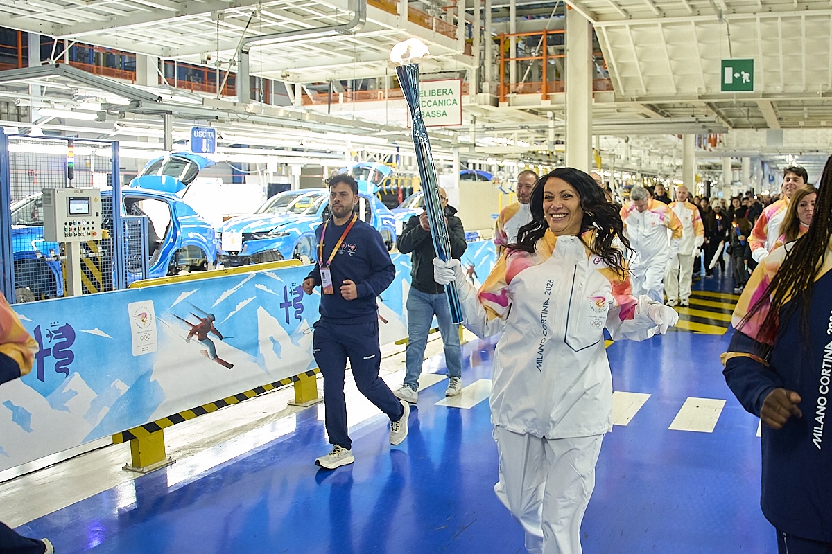 Milano Cortina 2026: la Fiamma Olimpica all’Alfa Romeo di Pomigliano Milano Cortina 2026: la Fiamma Olimpica all’Alfa Romeo di Pomigliano
