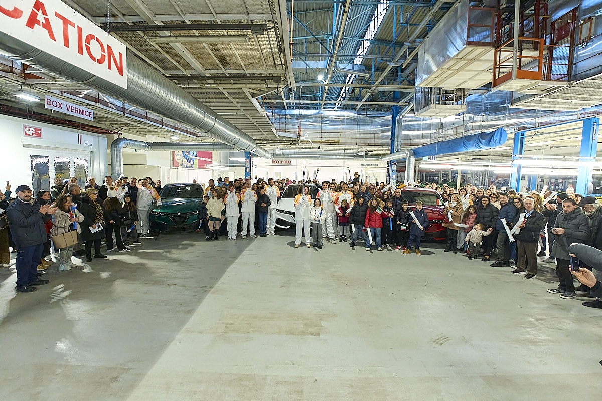 Milano Cortina 2026: la Fiamma Olimpica all’Alfa Romeo di Pomigliano Milano Cortina 2026: la Fiamma Olimpica all’Alfa Romeo di Pomigliano