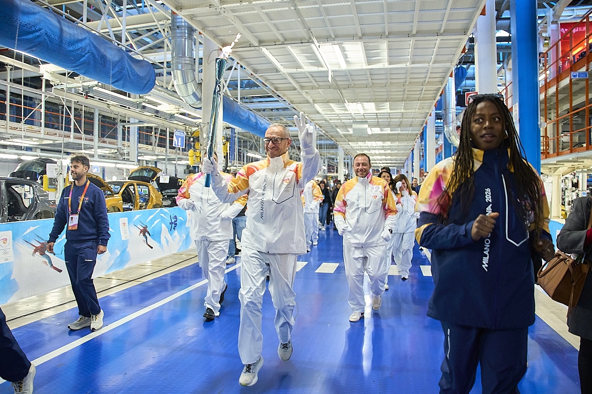 Milano Cortina 2026: la Fiamma Olimpica all’Alfa Romeo di Pomigliano Milano Cortina 2026: la Fiamma Olimpica all’Alfa Romeo di Pomigliano