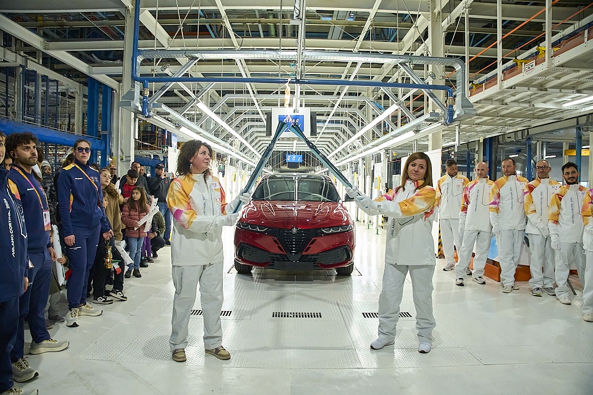 Milano Cortina 2026: la Fiamma Olimpica all’Alfa Romeo di Pomigliano Milano Cortina 2026: la Fiamma Olimpica all’Alfa Romeo di Pomigliano
