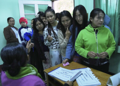 Myanmar, le elezioni provocano il caos. In testa il partito dei militari. “Non c’è democrazia”