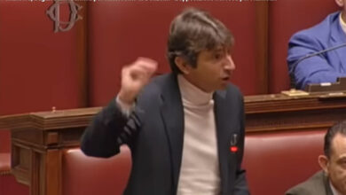 Manovra, bagarre alla Camera. Le parole di Donzelli scatenano il caos. VIDEO