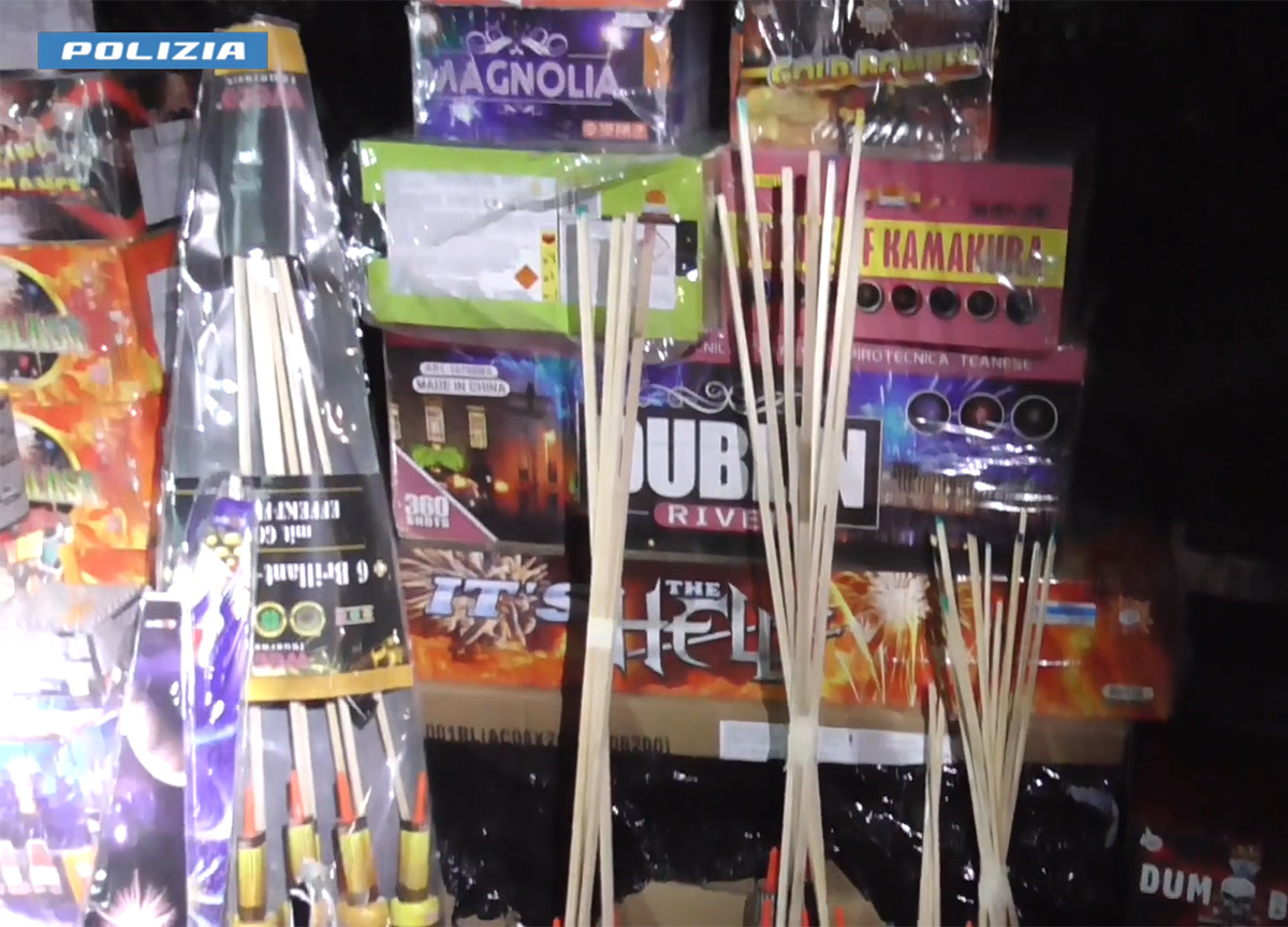 Brescia, maxi sequestro di botti illegali: quasi 3 tonnellate di fuochi d’artificio pericolosi tolti dal mercato Brescia, maxi sequestro di botti illegali: quasi 3 tonnellate di fuochi d’artificio pericolosi tolti dal mercato